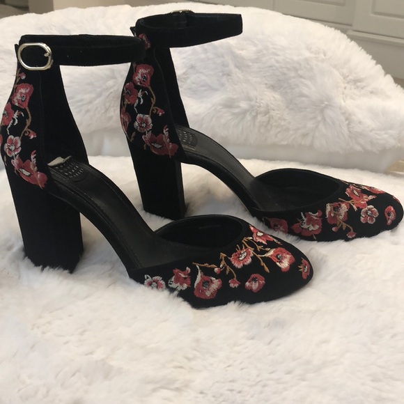 White House Black Market Shoes - White House Black market floral pumps 7M
